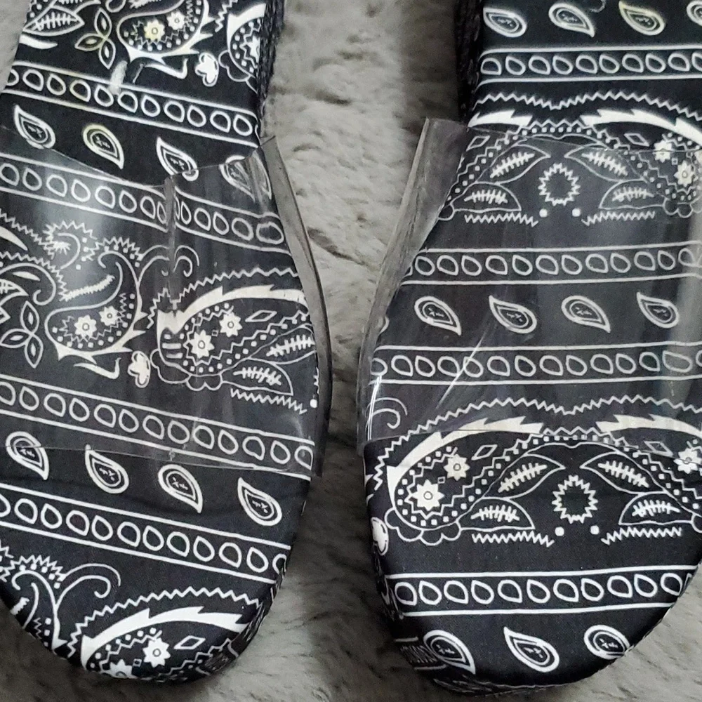 N/A black paisley